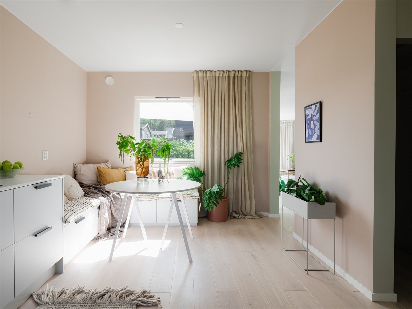 Som en del av kjøkkenet er det laget en hyggelig spiseplass Galleribilde