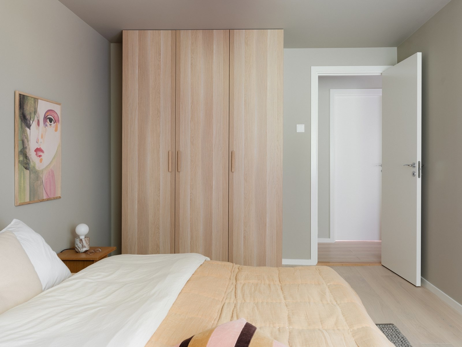 Hovedsoverom -godt med lagring i innvendig kott og i garderobeskap Galleribilde