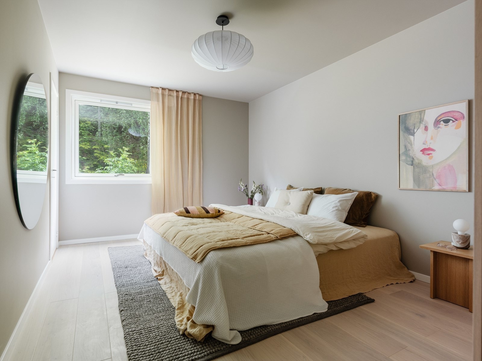 Boligens 2. etasje inneholder 4 soverom - Her er boligens hovedsoverom med innvendig kott og garderobeskap Galleribilde