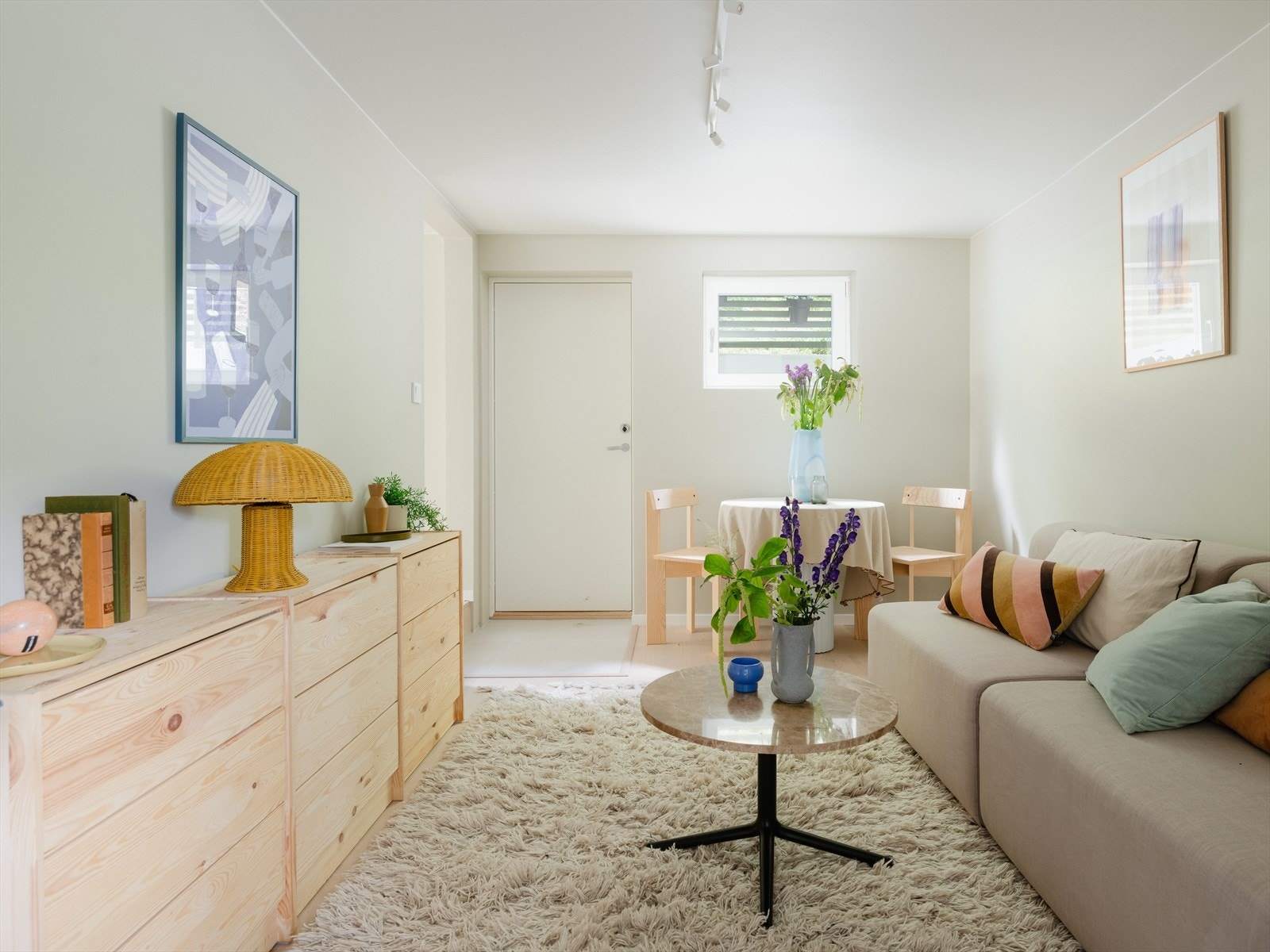 Mulighet for utleiedel - På forespørsel kan selger sette inn kjøkken og lyddør mellom avbildet stue og peisestue Galleribilde