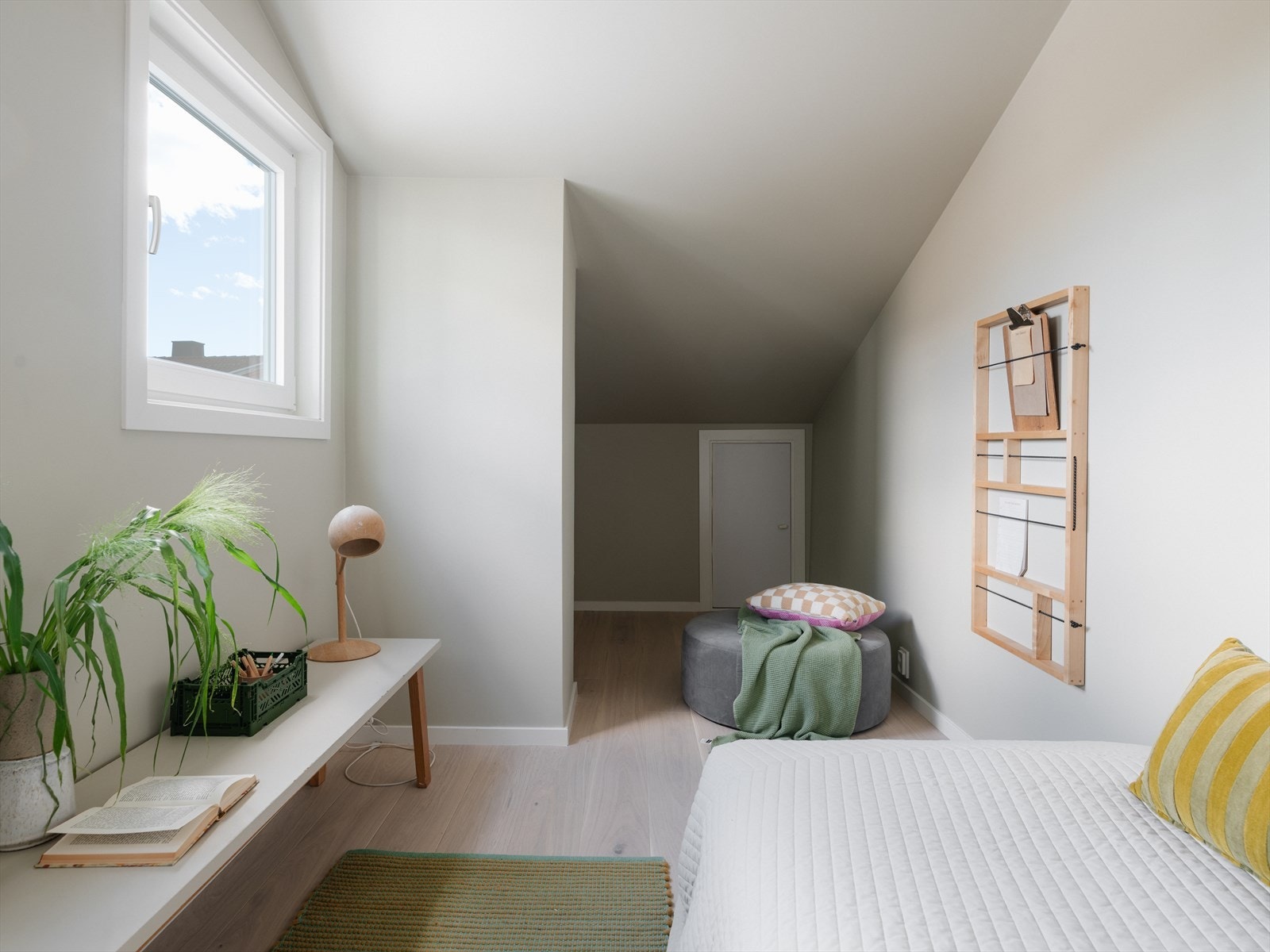 Soverom II - meget god plass til oppbevaring eller lekekrok. Det er i tillegg tilgang til kneloft med gode lagringsmuligheter Galleribilde