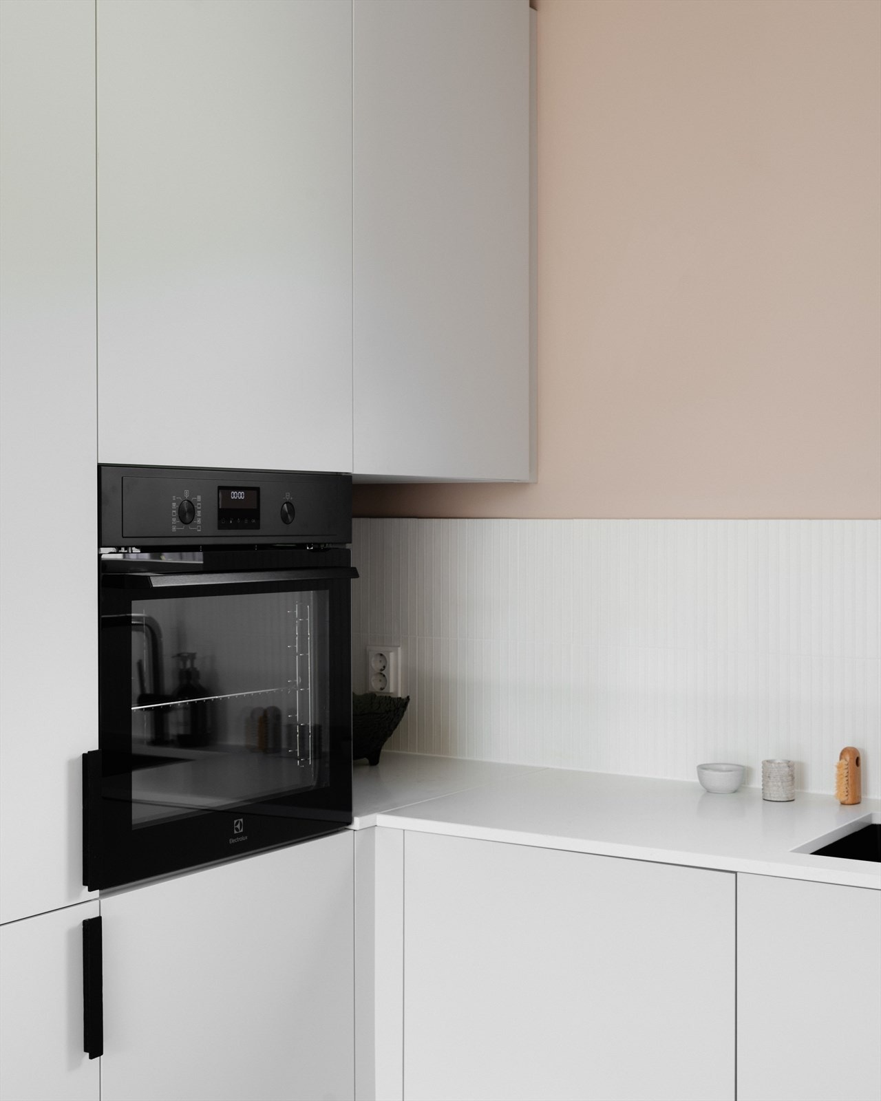 Det er integrerte hvitevarer som platetopp, stekeovn, oppvaskmaskin, kjøleskap og fryser Galleribilde