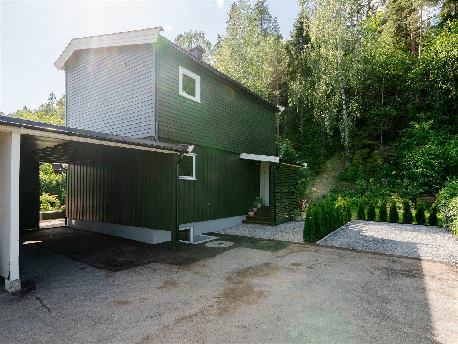 Rundt hele huset er det ny drenering og isolering - Romslig carport og biloppstillingsplass Galleribilde