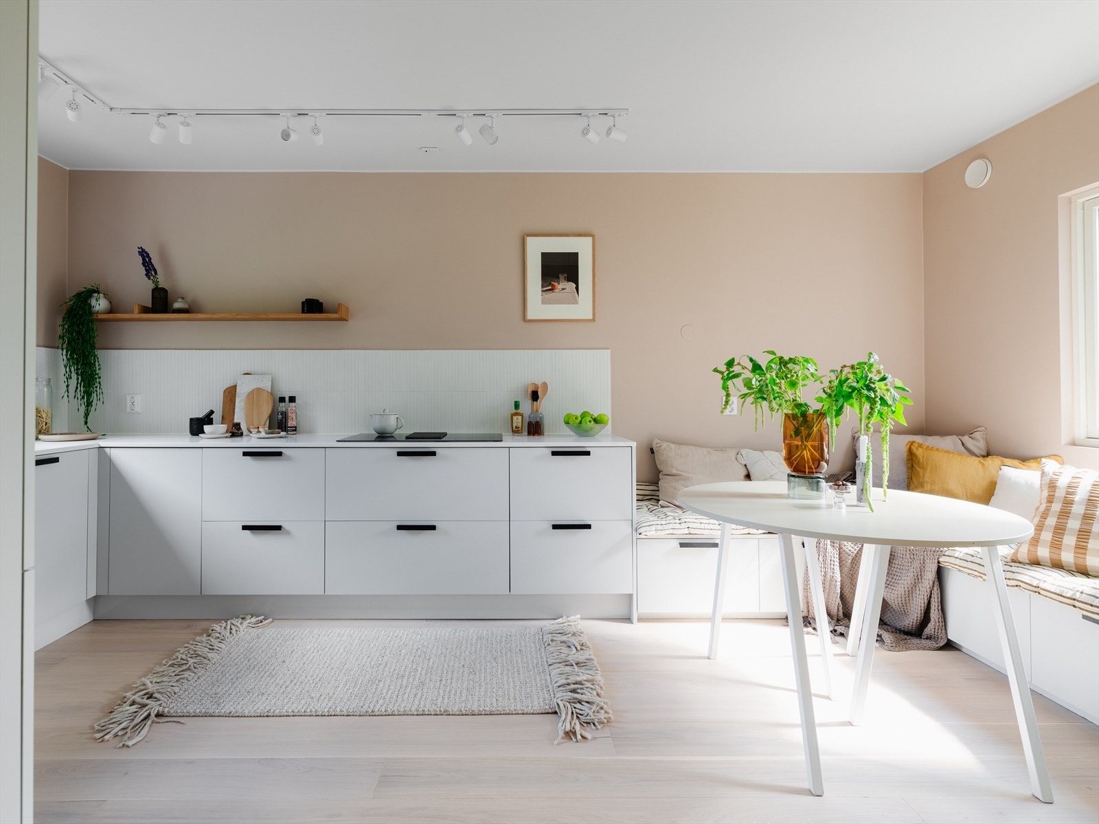 Kjøkkeninnredningen er med slette fronter og benkeplate i stein Galleribilde