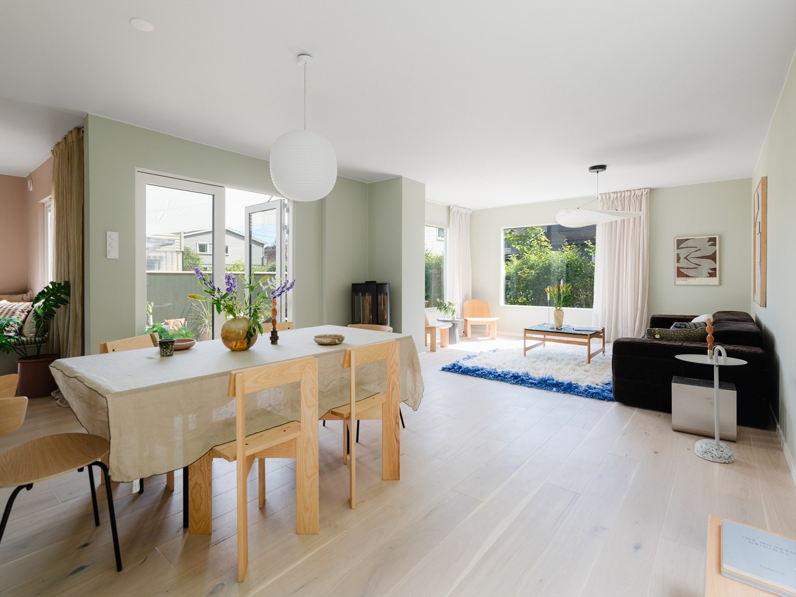 God planløsning - sosiale soner med sofagruppe, peiskrok og spisestue Galleribilde