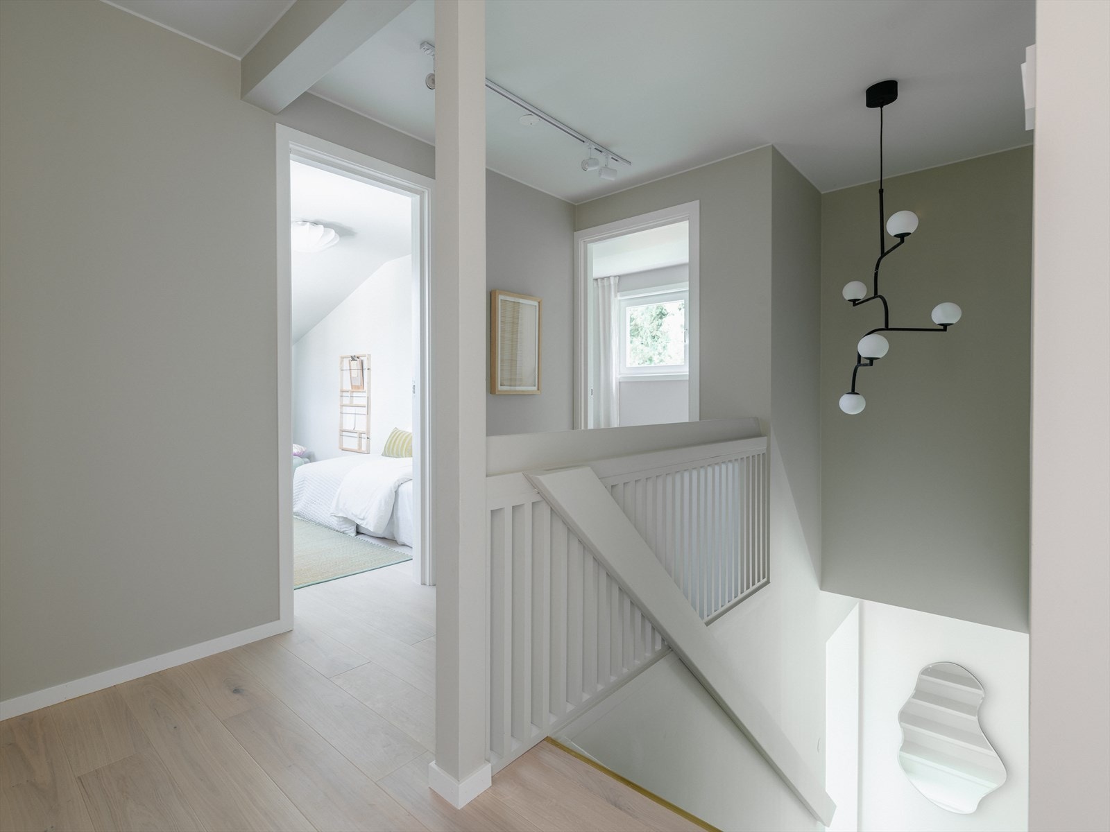 Gang i 2. etasje - Tilgang til loft med gode lagringsmuligheter Galleribilde