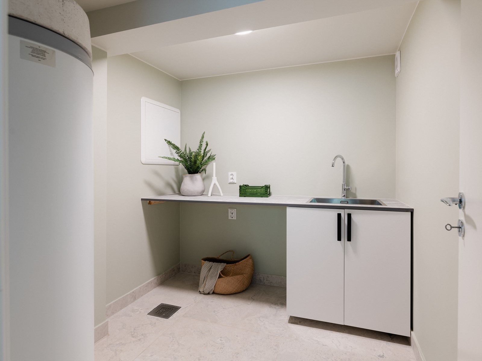 Kjelleren har eget , praktisk vaskerom med nedfelt utslagsvask og opplegg for vaskemaskin. Varmtvannstanken er plassert her Galleribilde