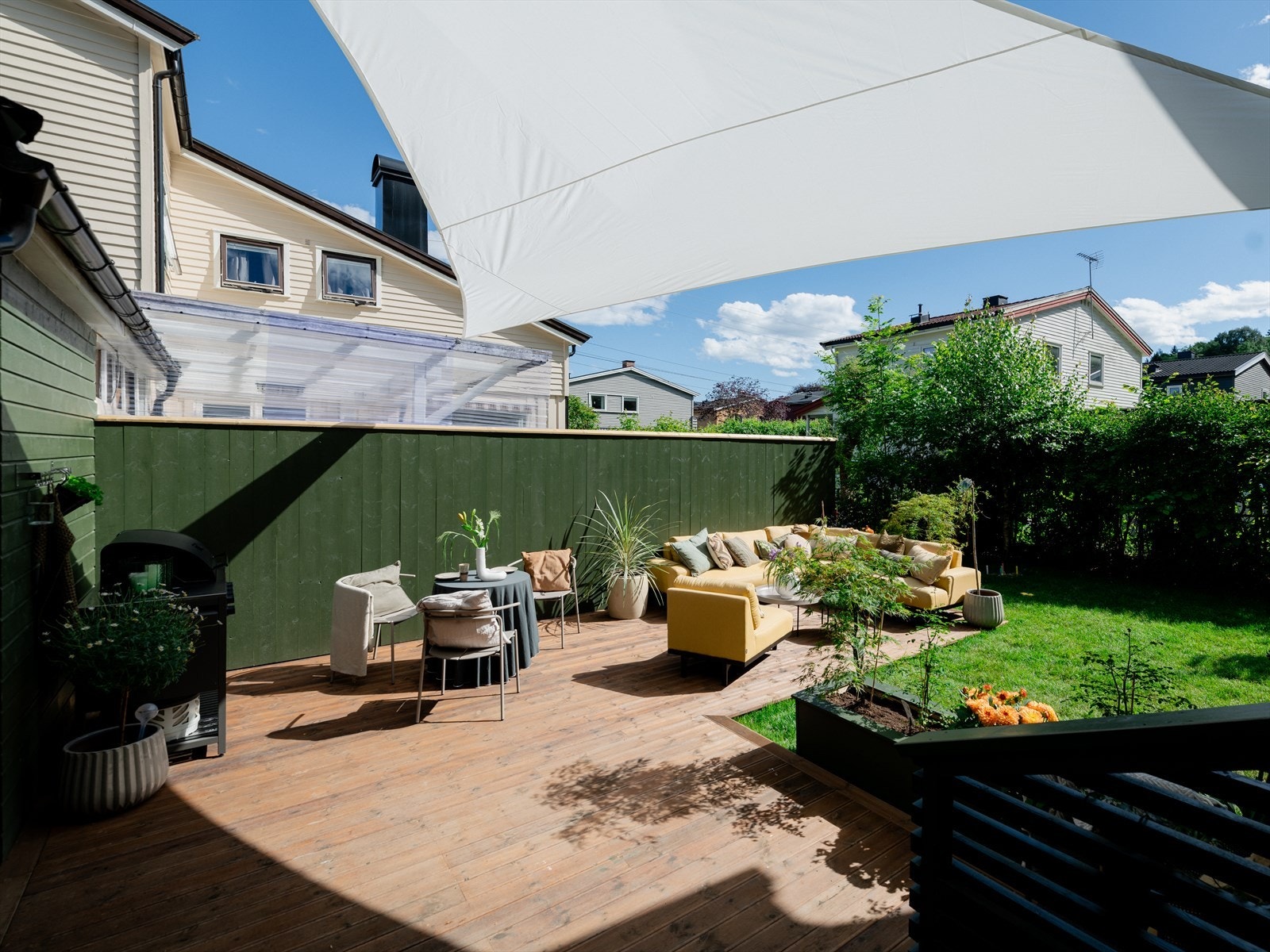 Terrasseplattingen er sydvestvendt og er på hele 32 m² Galleribilde