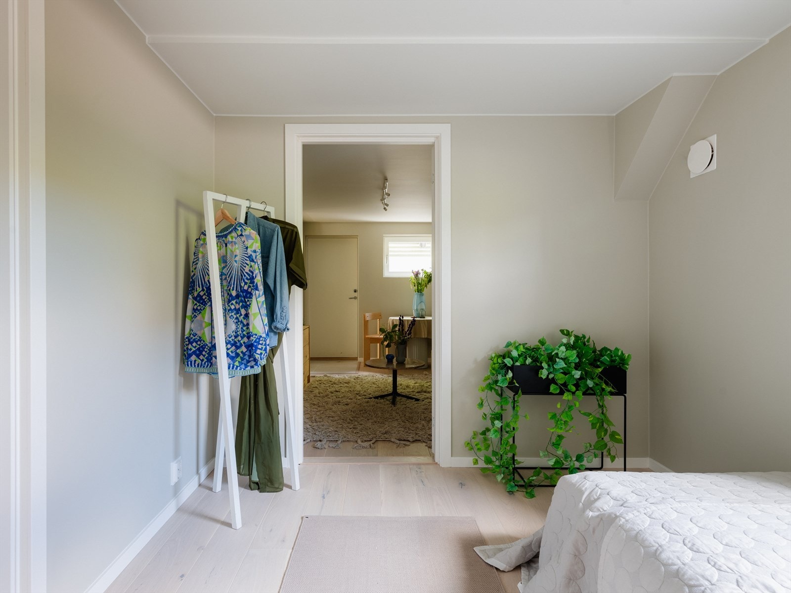 Soverom mot stue Galleribilde