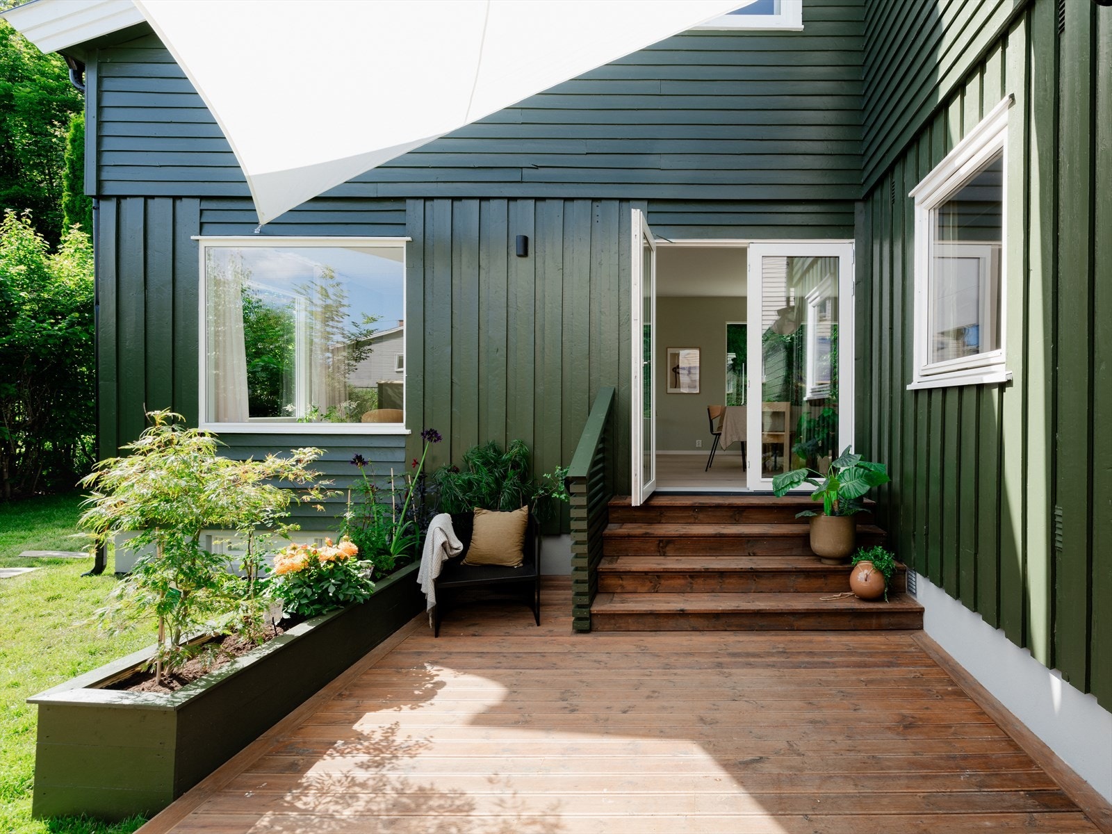 Fra stuen er det utgang til en stor og solrik terrasse Galleribilde