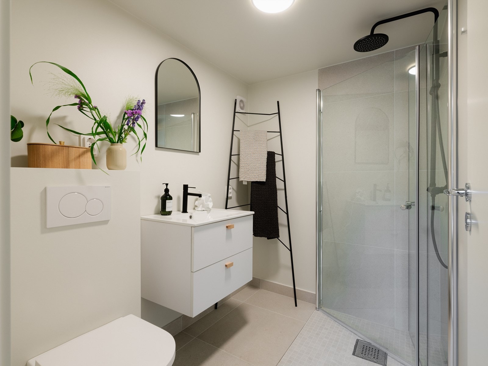 Lekkert bad som inneholder nedfelt servant, veggmontert toalett og dusjvegger/hjørne Galleribilde