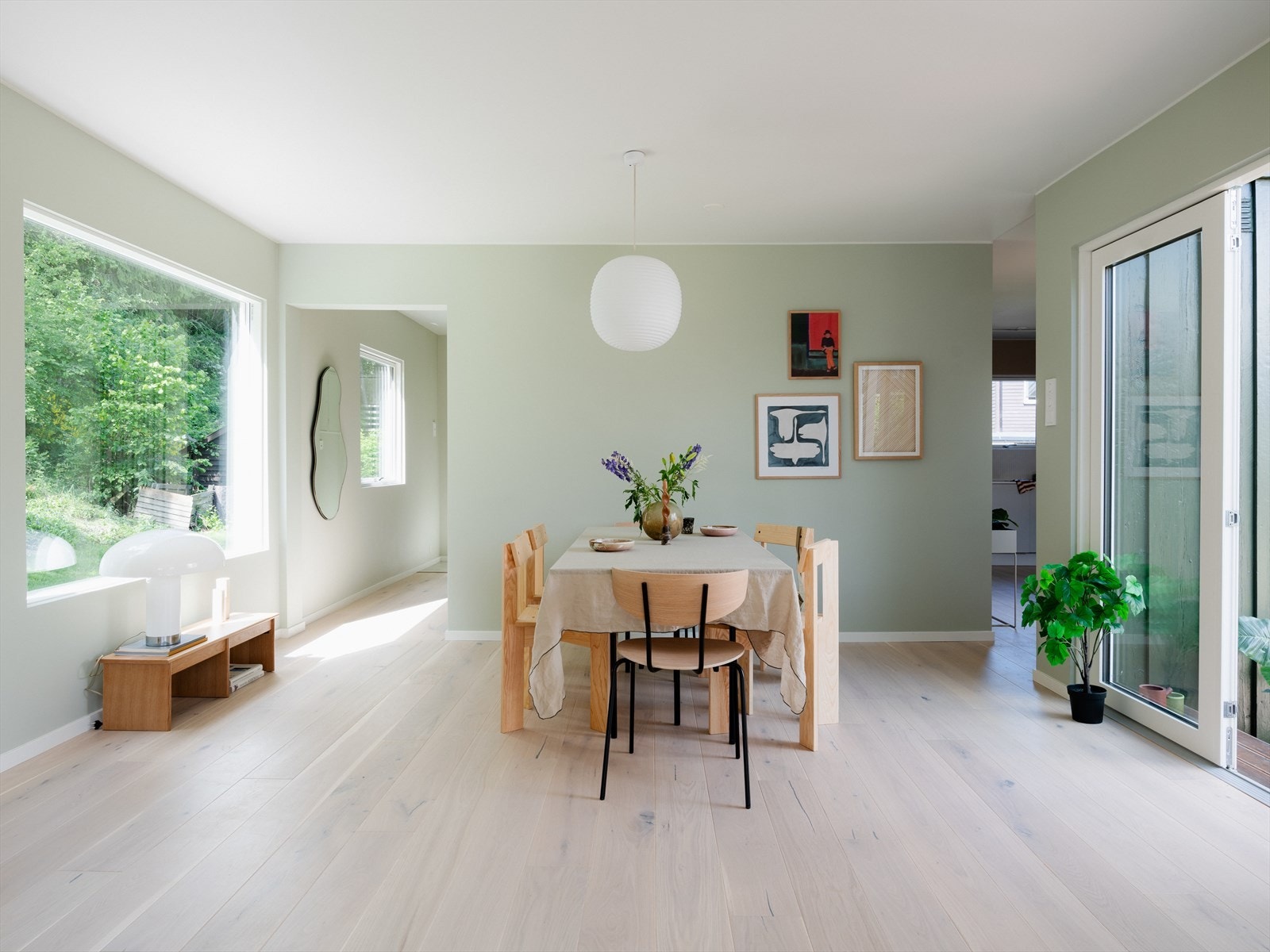 Spisestuen danner ett naturlig skille til overgangen mot kjøkkenet Galleribilde