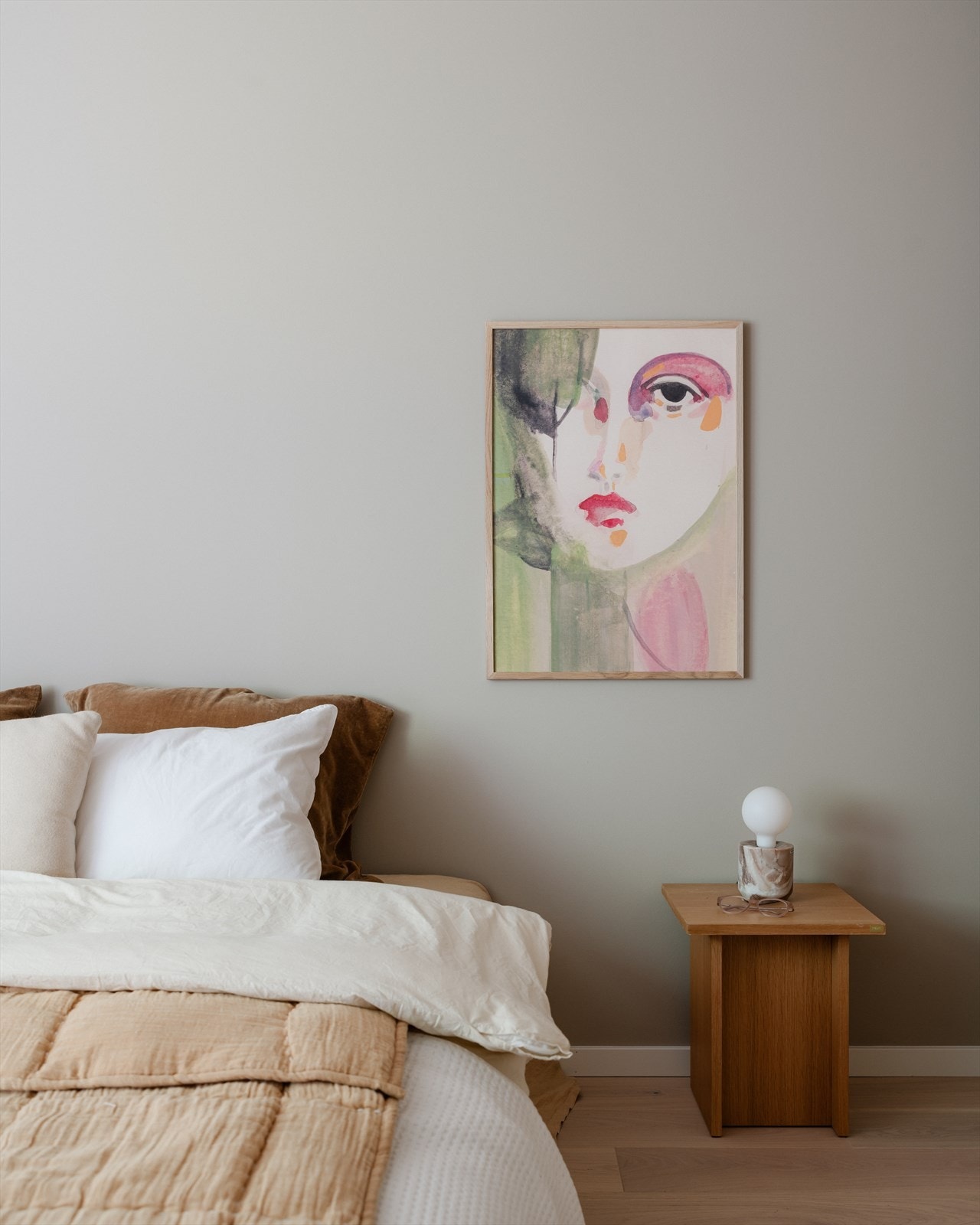 Hovedsoverommet har godt med plass til dobbeltseng og tilhørende møbler Galleribilde