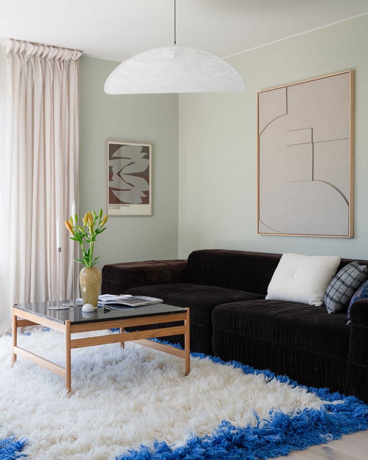 Flott stue i boligens første etasje, i tillegg til en flott peisestue i kjelleretasjen Galleribilde