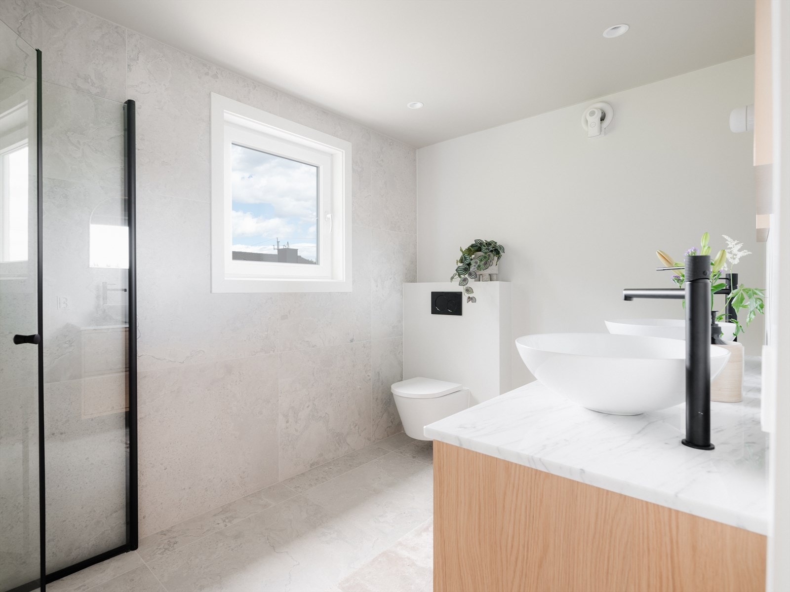 Badet er flislagt med lekre, Italienske fliser og varmekabler i gulv Galleribilde