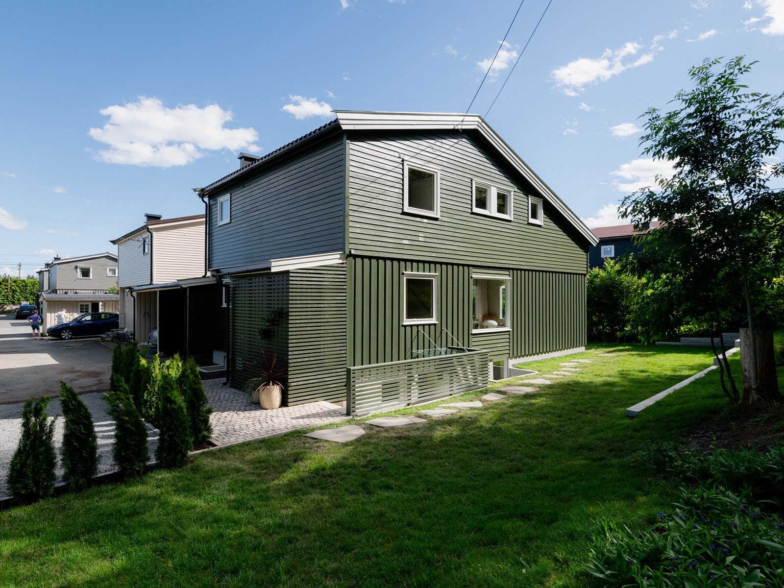 Tomten er pent opparbeidet med nylagt plen og diverse beplantning Galleribilde