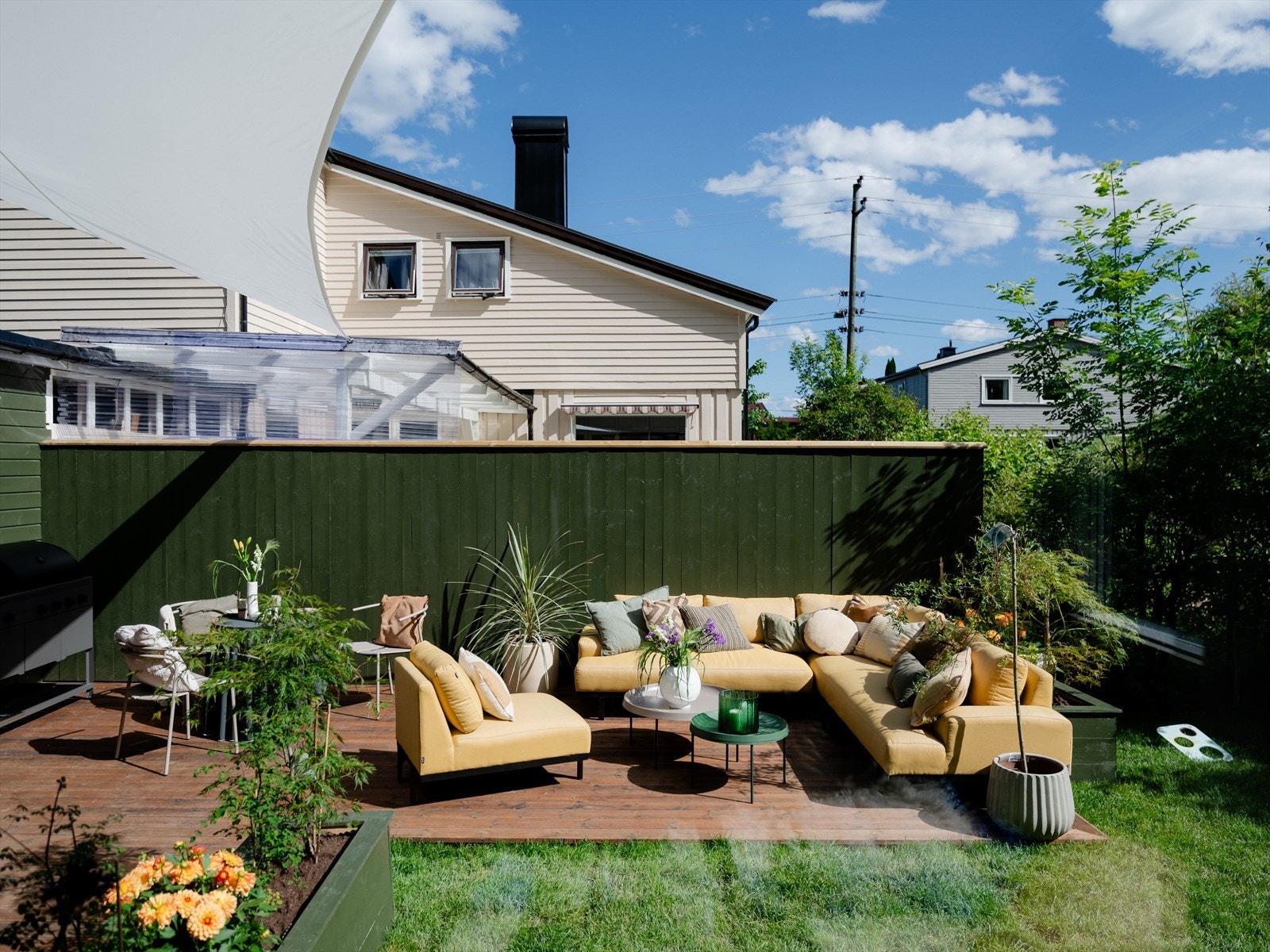 Idyllisk og skjermet uteplass og hage Galleribilde