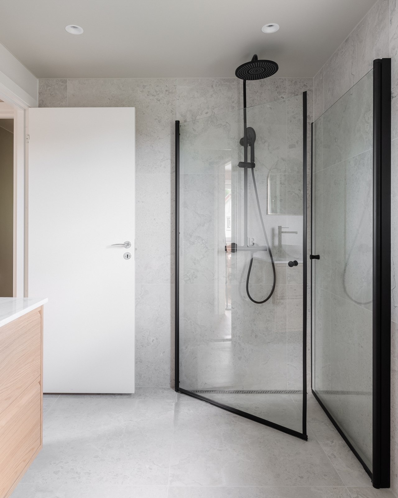 Ekstra romslig dusj med innfellbare glassvegger Galleribilde