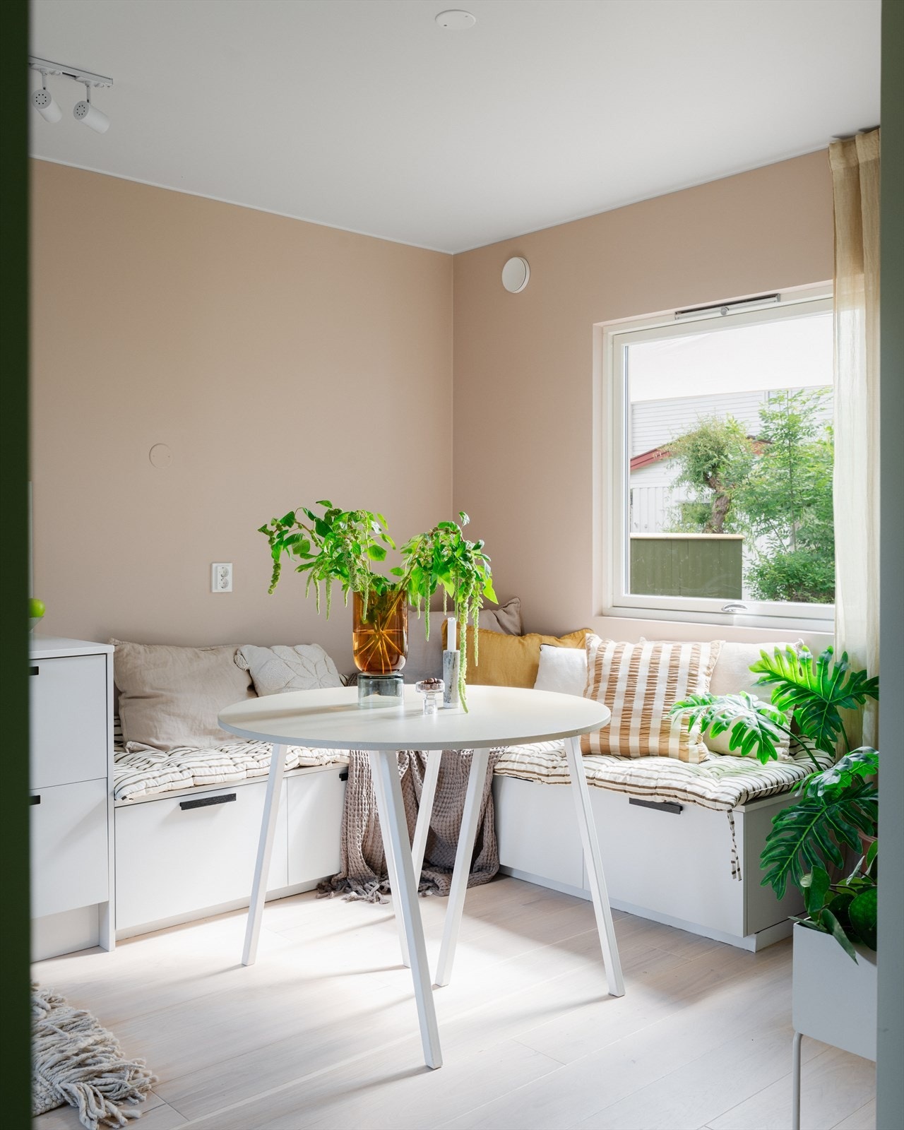 Plassbygget sittebenk med oppbevaring Galleribilde