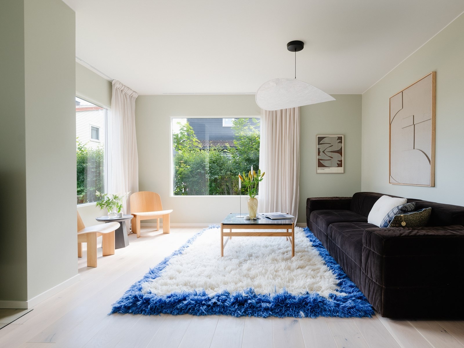 Lys og romslig stue med plass til sofagruppe - store vinduer som gir ett nydelig lysinnslipp Galleribilde