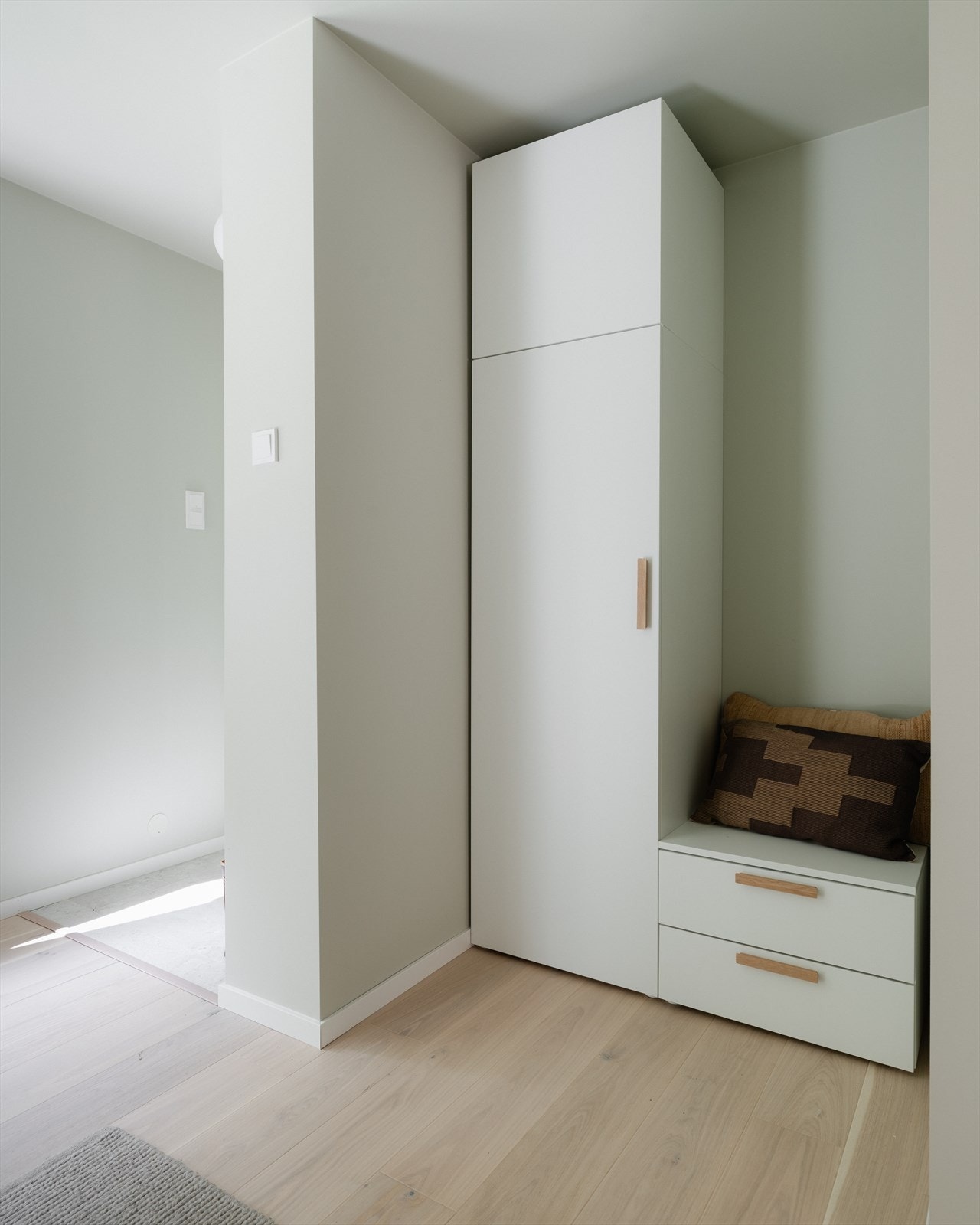 I entréen er det plass til å henge fra seg yttertøy og sko i garderobe Galleribilde