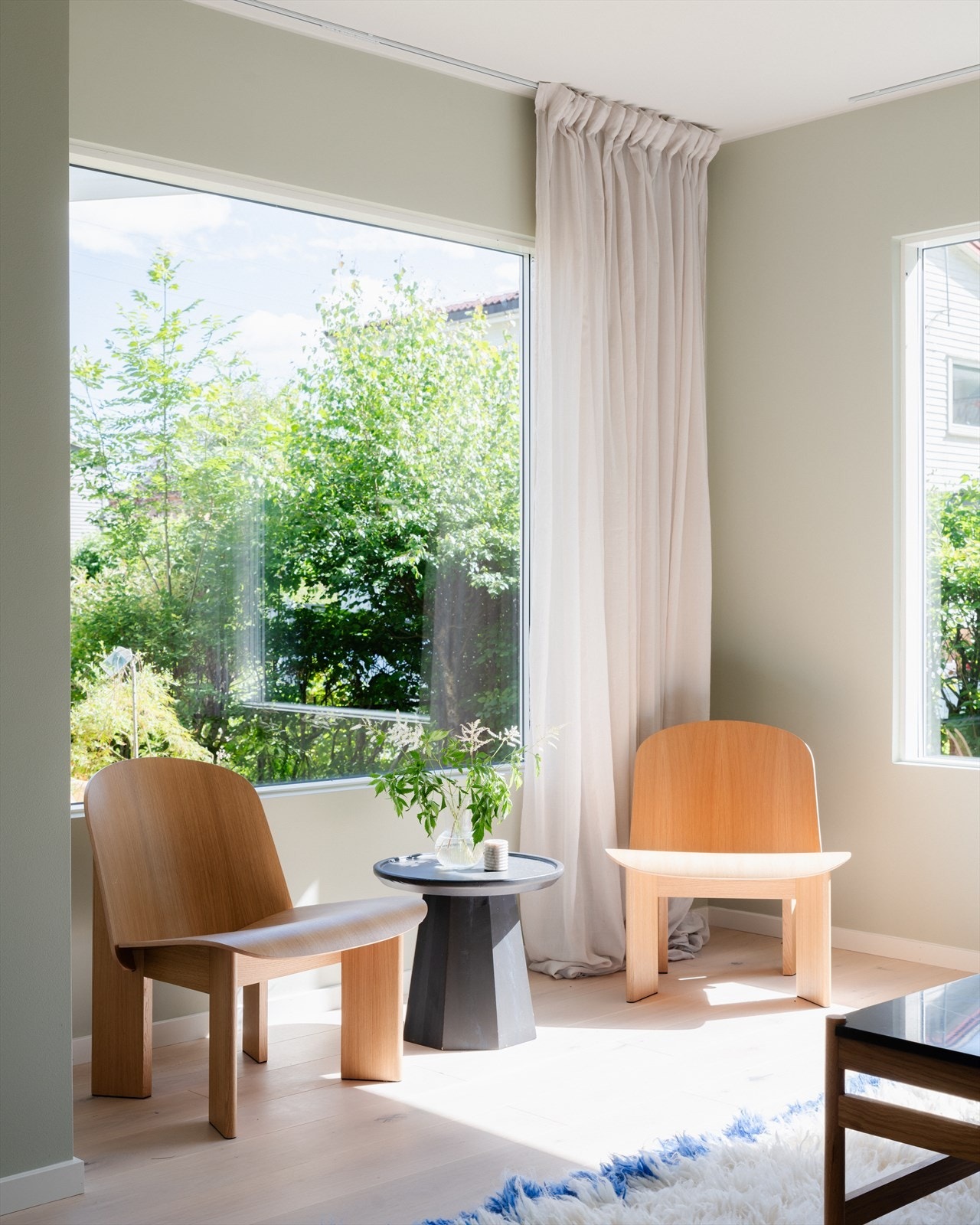 De store vinduene med idyllisk utsyn mot den grønne og frodige hagen Galleribilde