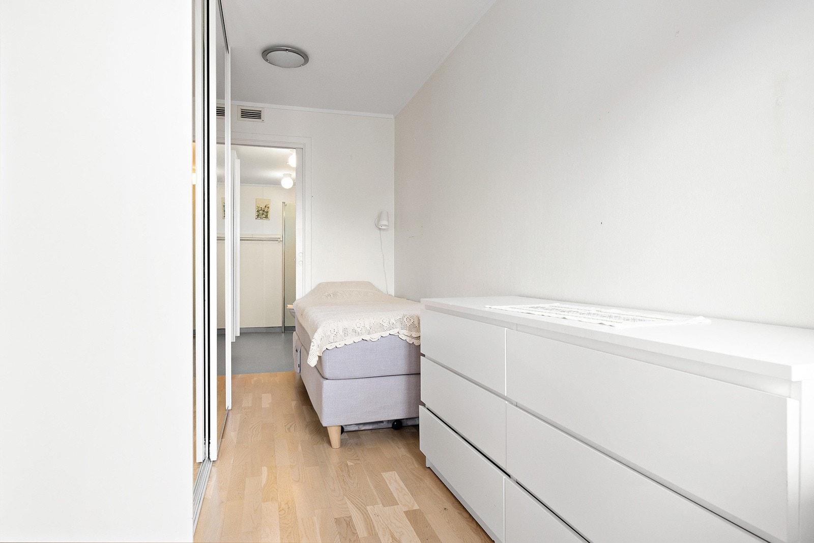 Soverom med garaderobeskap Galleribilde