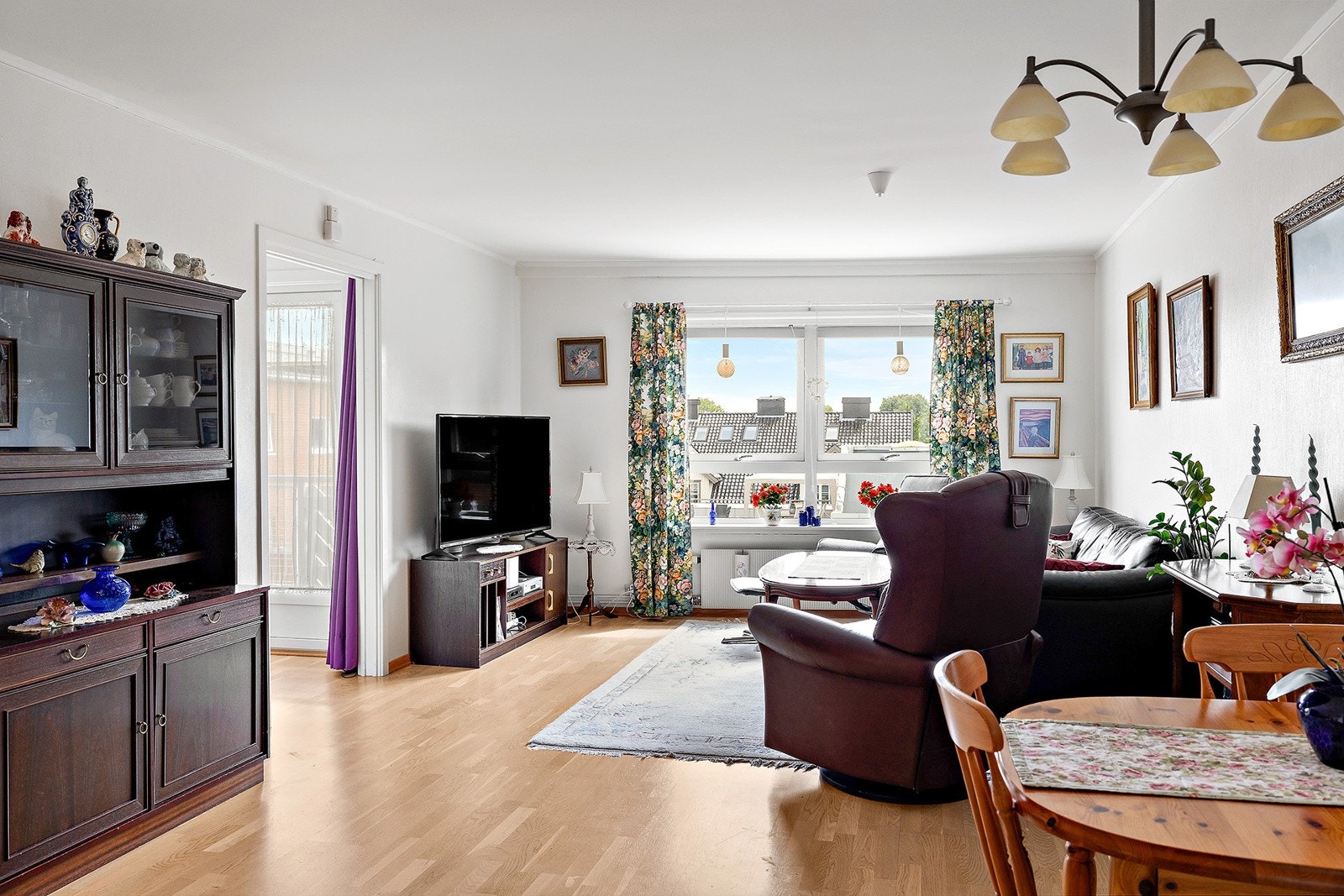 Stue med plass til sofagruppe og spisebord Galleribilde