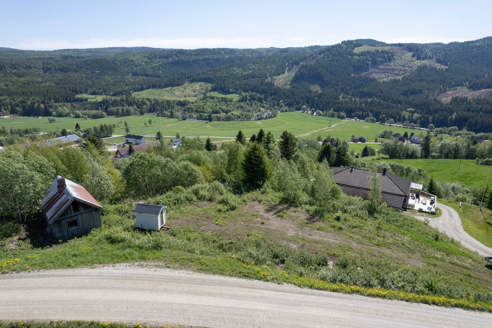 Fra eiendommen er det kun ca. 10 min til Mebonden, ca. 30 min til Stjørdal og ca. 1 time til Trondheim. Galleribilde