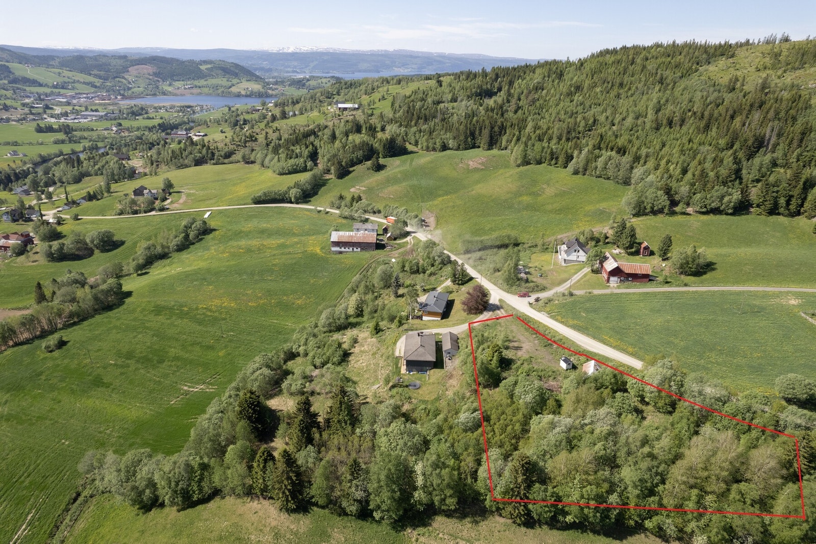 Estimerte tomtegrenser. Avvik vil forekomme. Se vedlagt matrikkelkart for eksakte tomtegrenser. Galleribilde