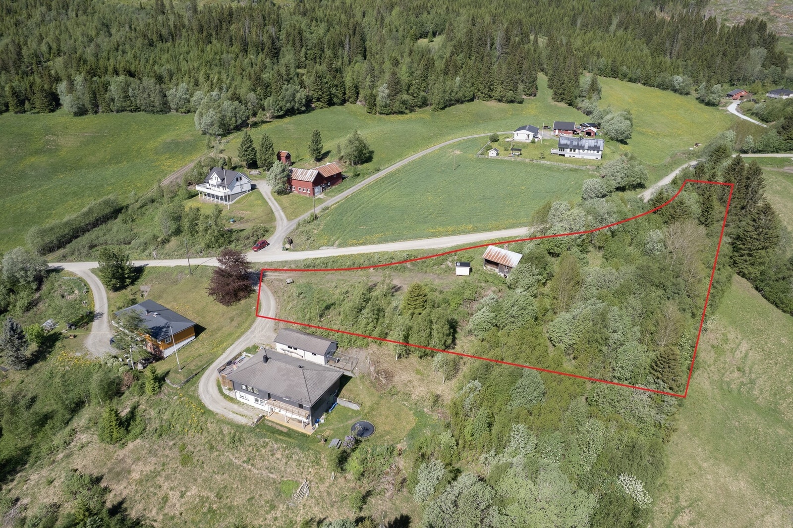 Estimerte tomtegrenser. Avvik vil forekomme. Se vedlagt matrikkelkart for eksakte tomtegrenser. Galleribilde