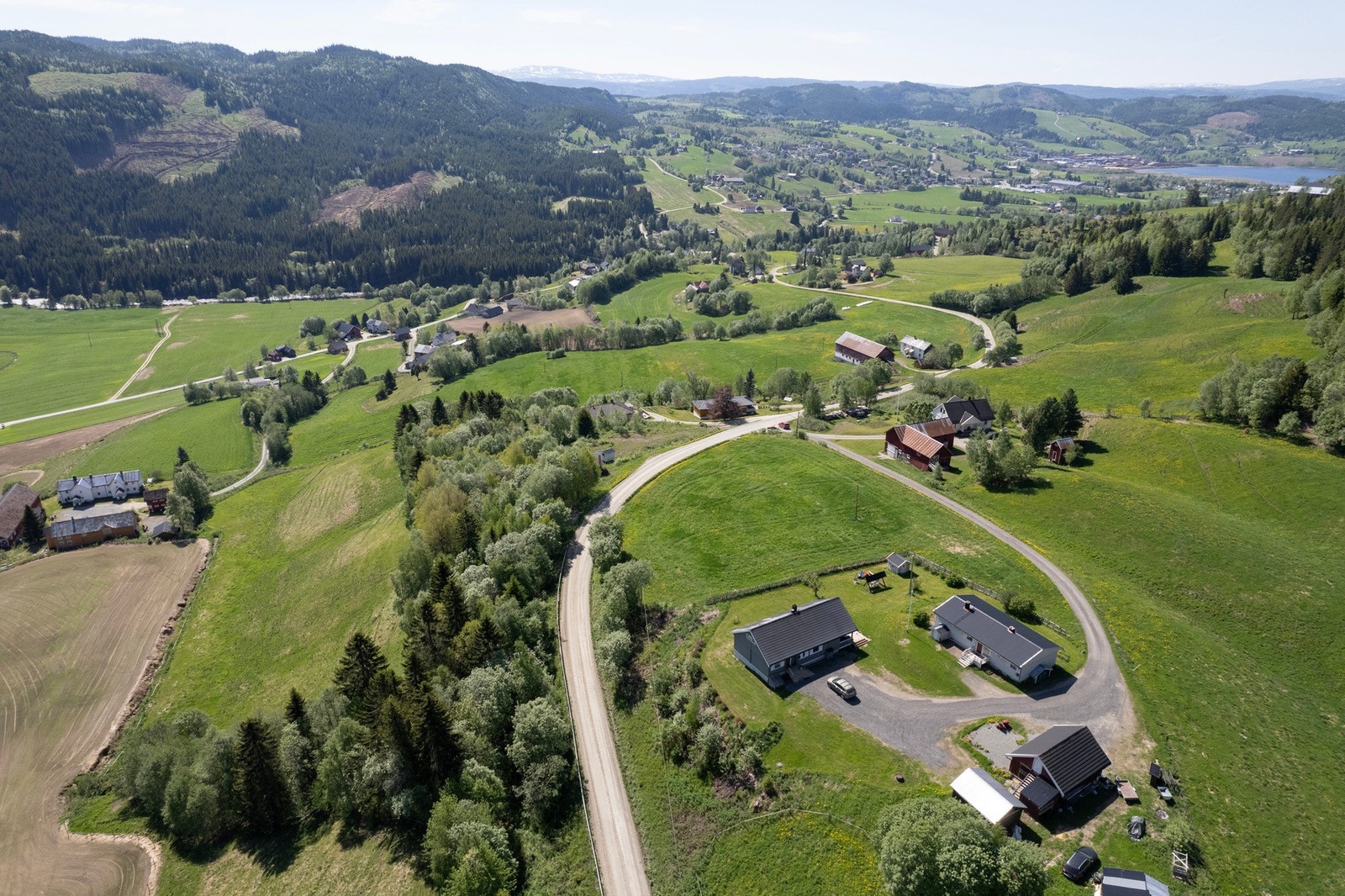 Tomta ligger sentralt til i Innbygda, med kort vei til det meste man trenger i hverdagen. Galleribilde