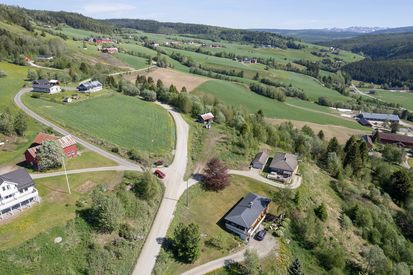 Fra eiendommen er det kort vei til både barnehage, dagligvare, bensinstasjon, cafè og idrettshall. Galleribilde