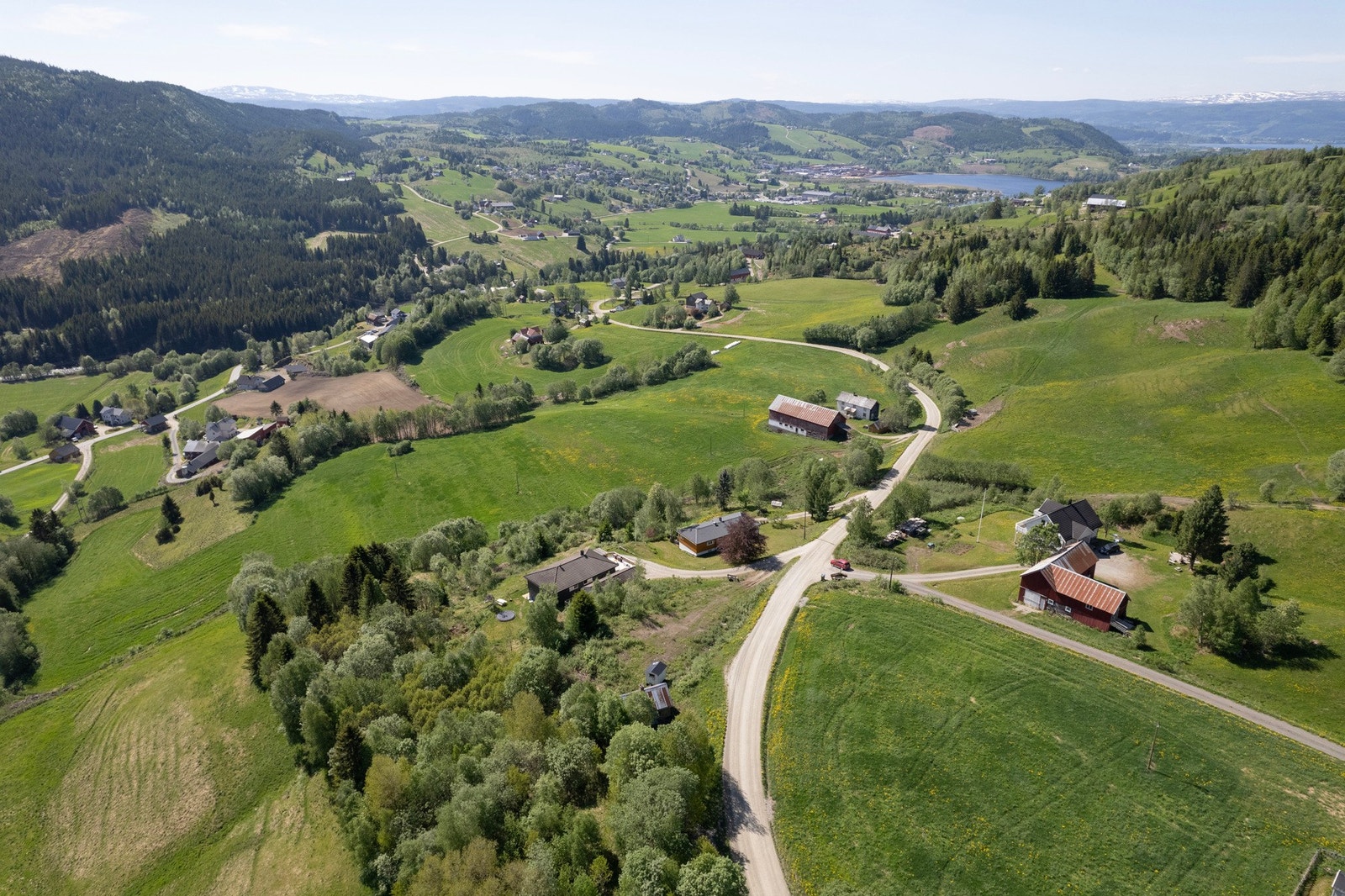 Velkommen til Langsethhaugen og denne flott boligtomta. Tomten er meget romslig med sine 4 222 kvm. Galleribilde