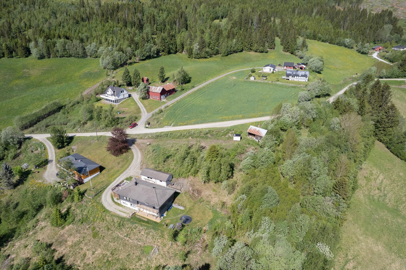 Det er bilvei helt frem til tomta, samt lagt vann/strøm til like ved tomtegrensen. Galleribilde