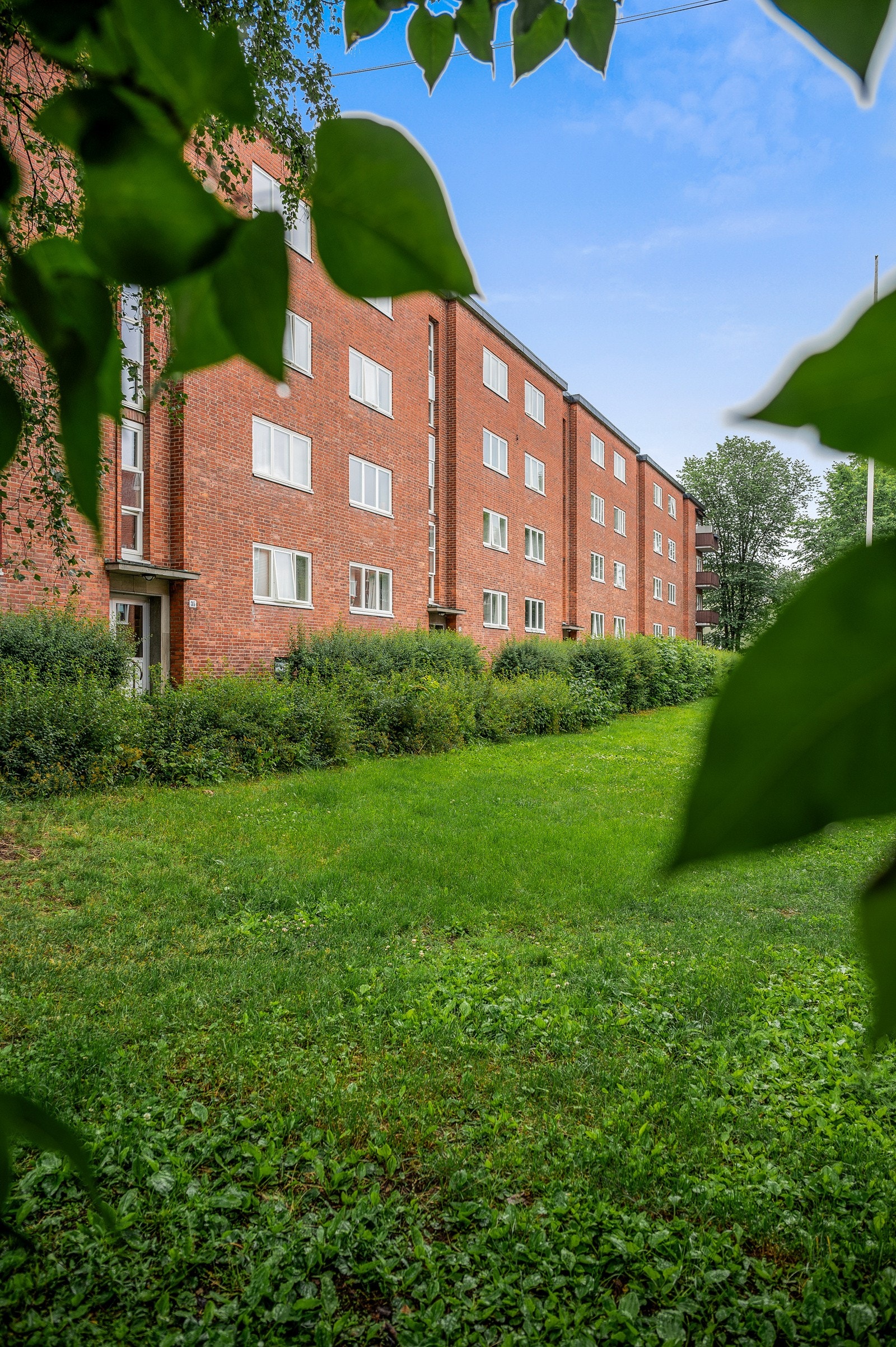 Det er god plass mellom bebyggelsene og du er omkranset av pent opparbeidet grøntområde på fremsiden av bygget. Galleribilde
