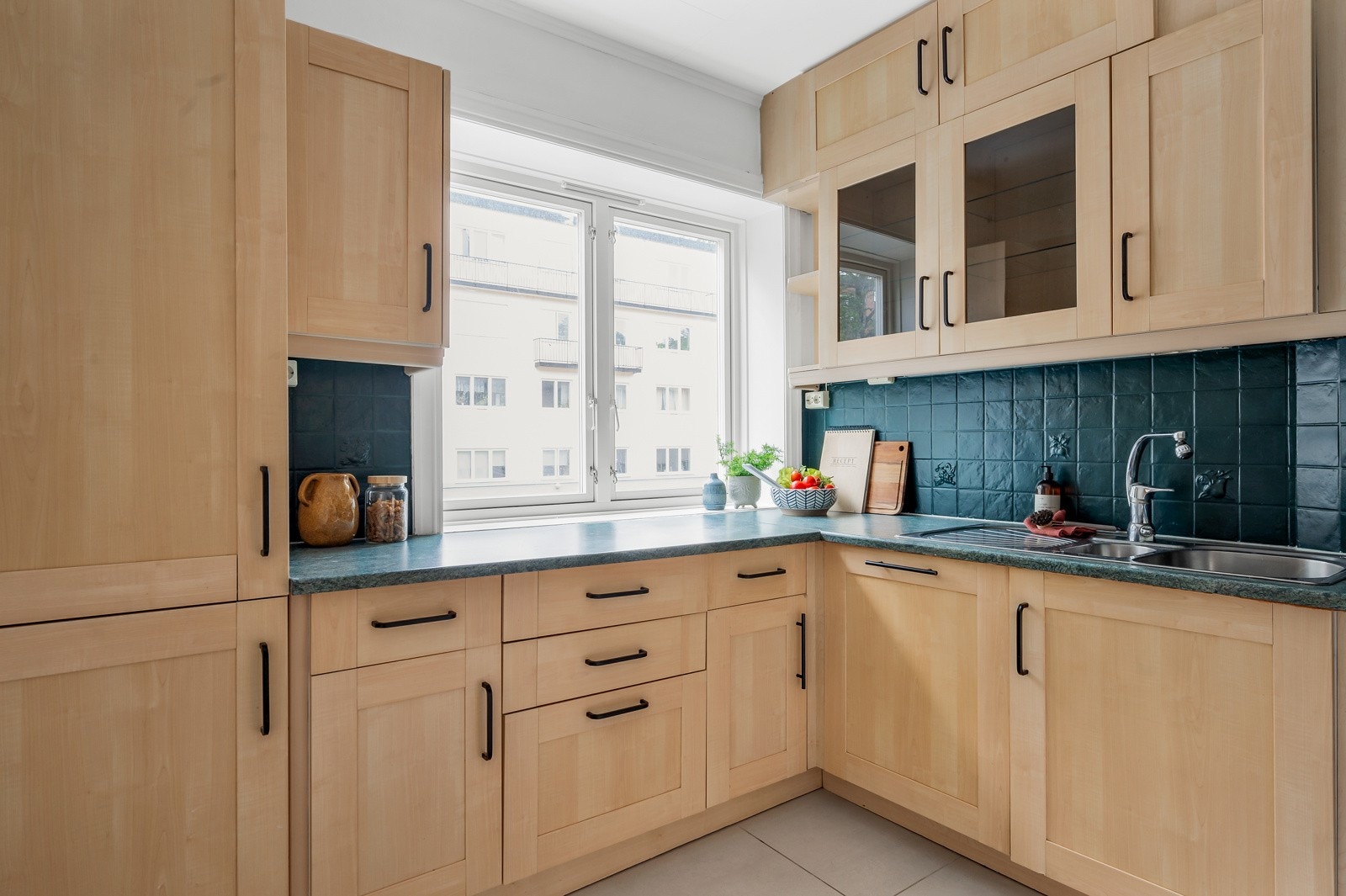 Kjøkkenet har en god størrelse hvor du har rikelig med skap - og benkeplass. Galleribilde