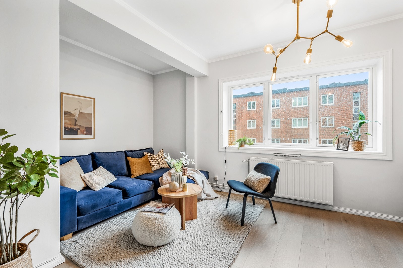 Her får du en koselig og lun stue med plass til en hyggelig tv- og sofakrok, samt spisebord med tilhørende møblement. Galleribilde