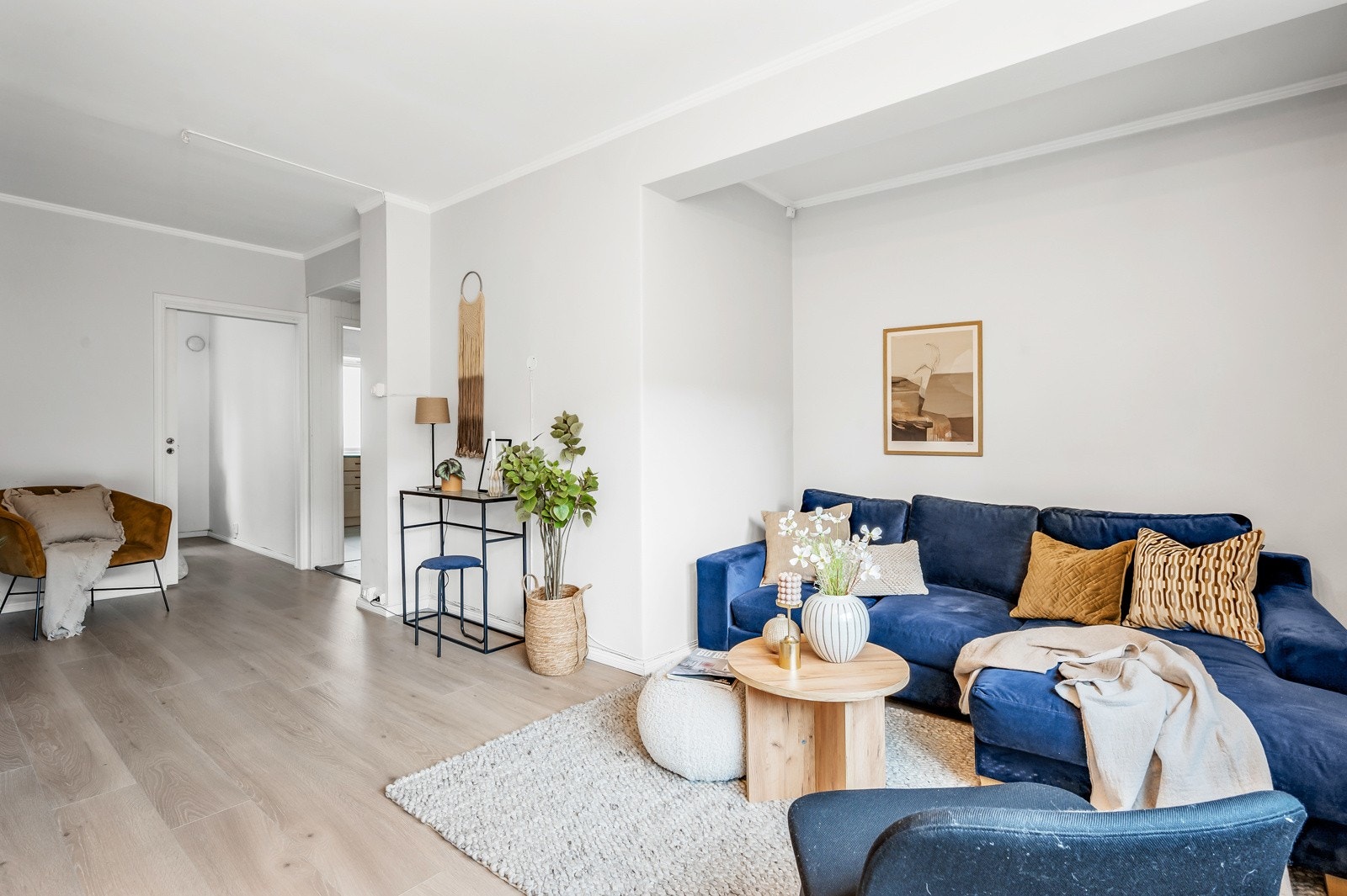 Rikelig med plass til stor sofa som gir plass til hele familien og eller vennegjengen Galleribilde