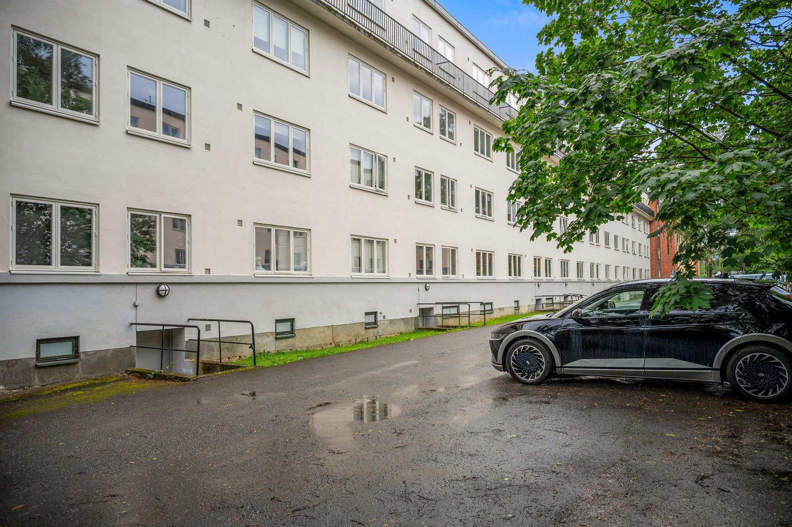 Det er rikelig med parkeringsplasser i gate (beboerparkering). Om du ønsker fast plass kan du leie plass av sameiet etter venteliste-prinsippet. Galleribilde
