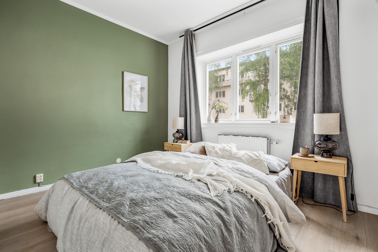 Her får du et stort soverom med god plass til stor seng og diverse oppbevaringsmøbler. Galleribilde