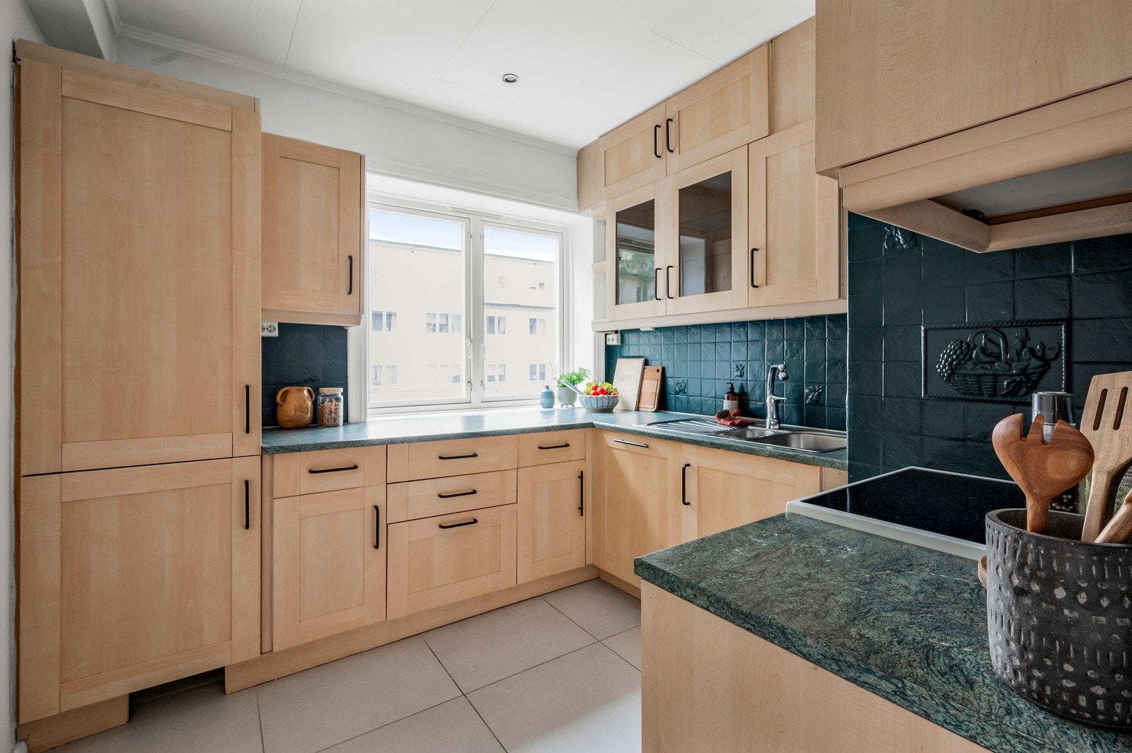 Med store vindusflater på to sider får du fine lysforhold og gode utluftningsmuligheter på en varm sommerdag. Galleribilde