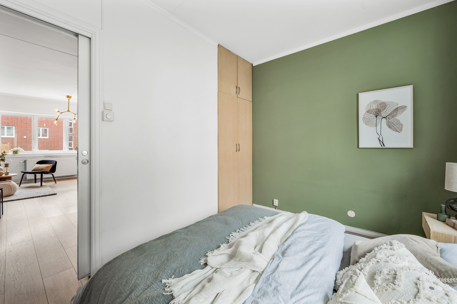 Det innebygde skapet (til høyre i bildet) gir deg mer enn god nok plass til oppbevaring av klær. Galleribilde