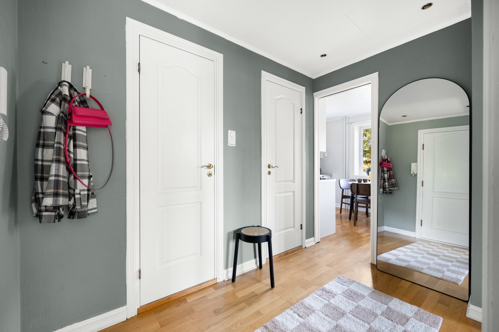 Velkommen inn! Inngangspartiet gir gode muligheter til å sette fra seg yttertøy og sko. Galleribilde