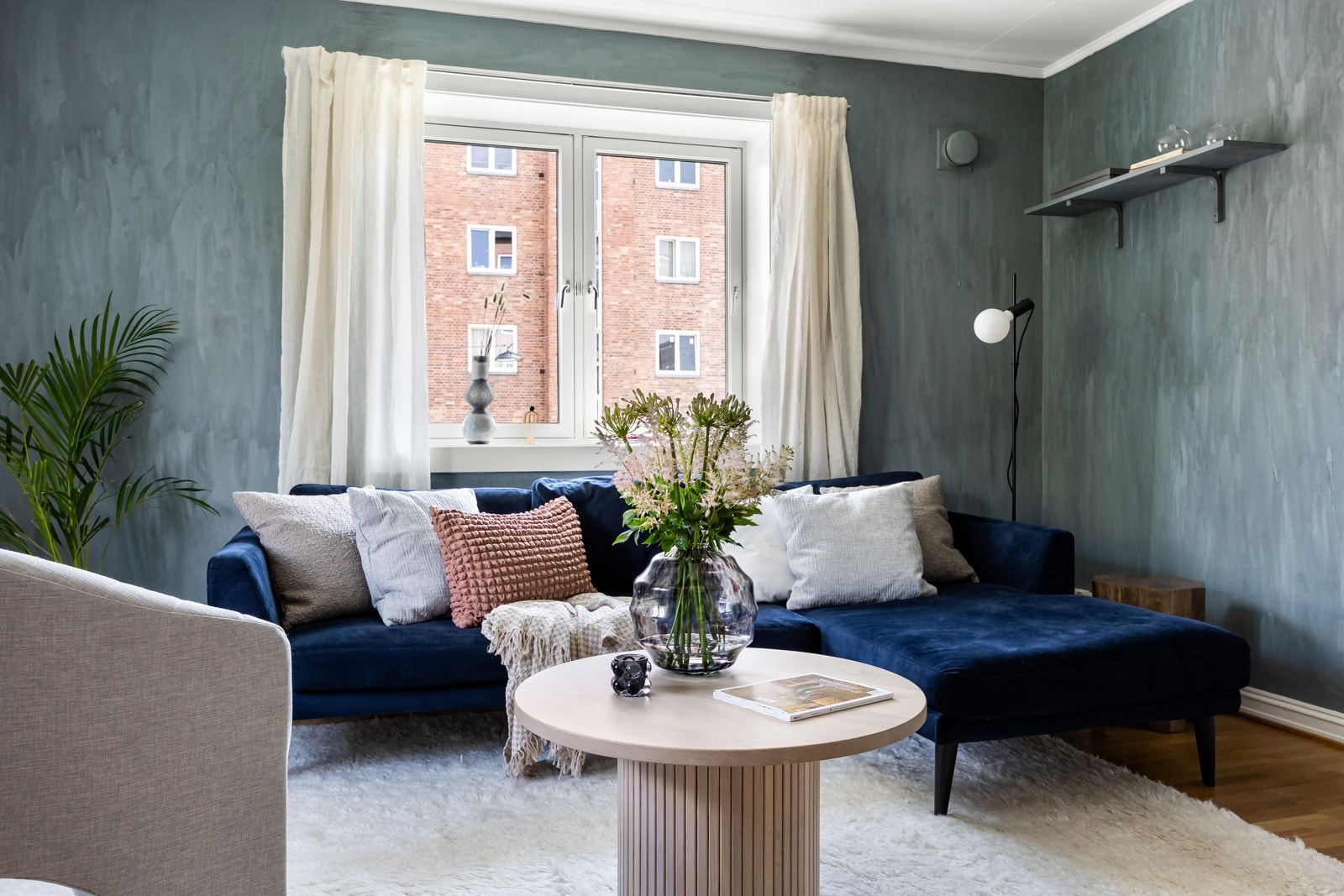 Rommet har store vindusflater som slipper inn rikelig med dagslys. Galleribilde