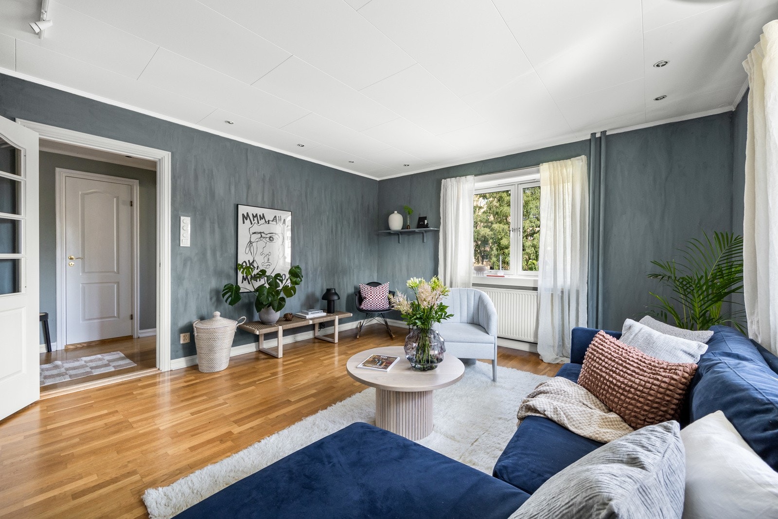 Stuen er malt i tidsriktige farger og har en sosial og åpen planløsing. Galleribilde