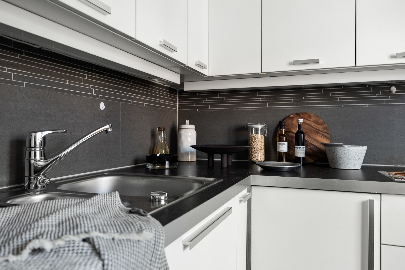 Kjøkkenet har god kombinasjon av benke- og oppbevaringsplass. Galleribilde