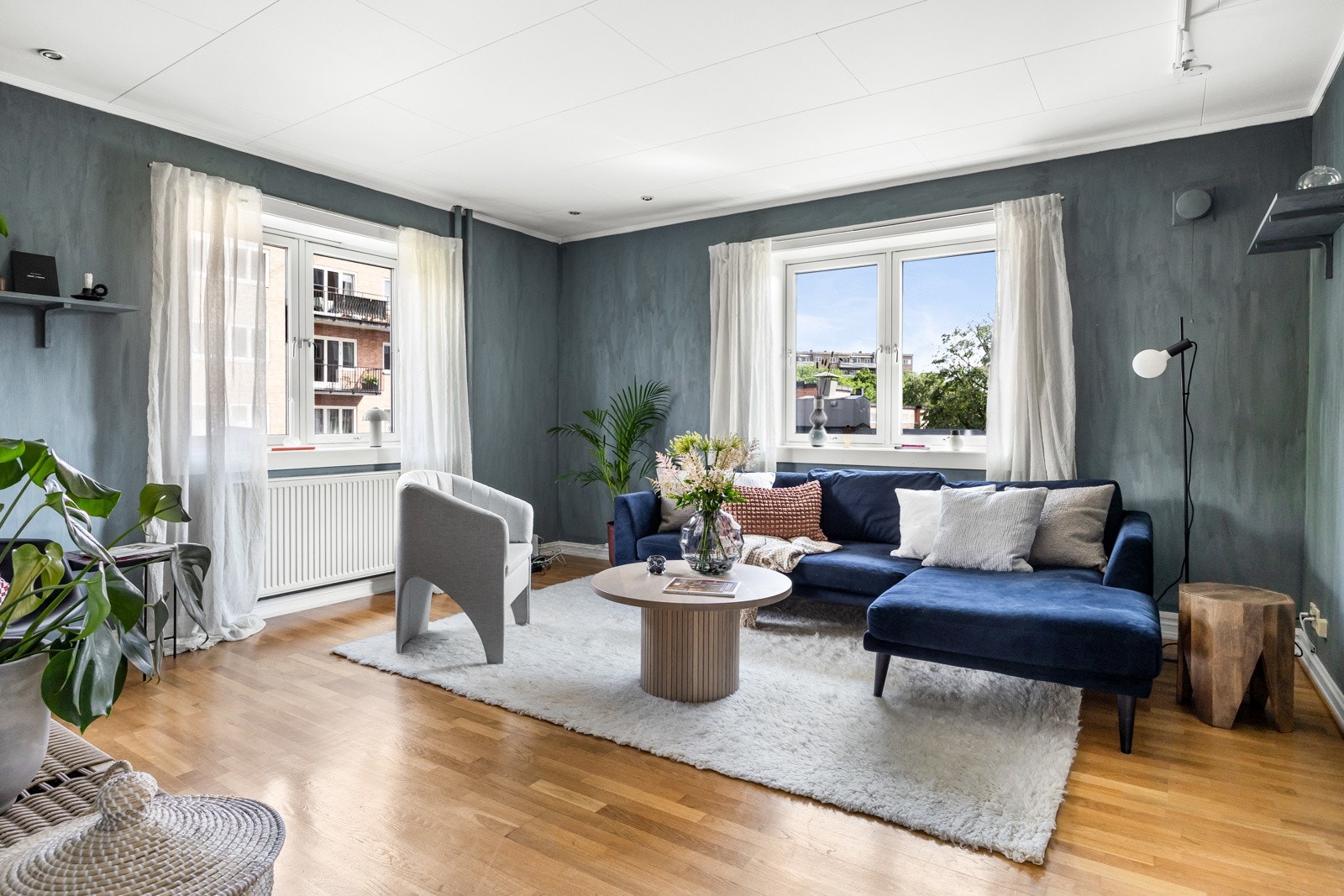 En romslig og luftig stue som gjør det enkelt å plassere møbler, med plass til sofa og spisebord. Galleribilde