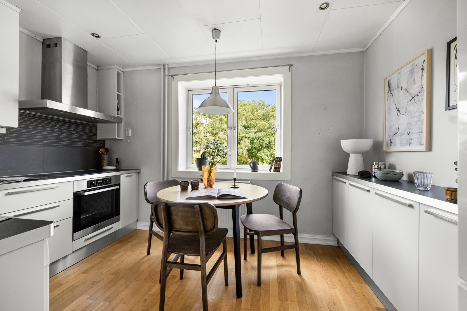 Kjøkkenet ligger separat fra stuen og inviterer til hyggelige sammenkomster med venner og familie. Galleribilde