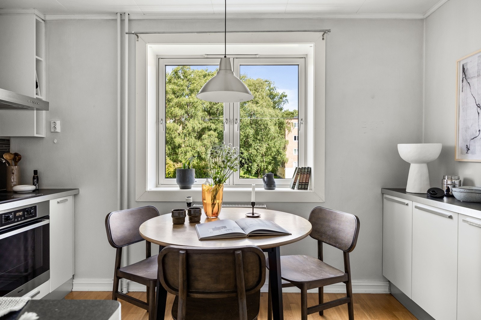 Dette er en lys og lekker 2-roms andelsleilighet med meget populær beliggenhet på Rosenhoff. Galleribilde